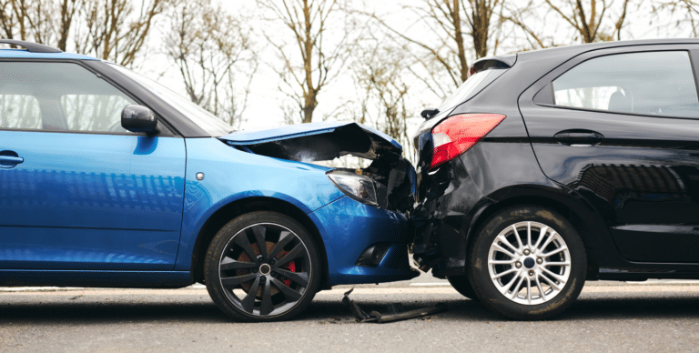 Zwei Fahrzeug sind in einen Unfall verwickelt, Auffahrunfall Auto