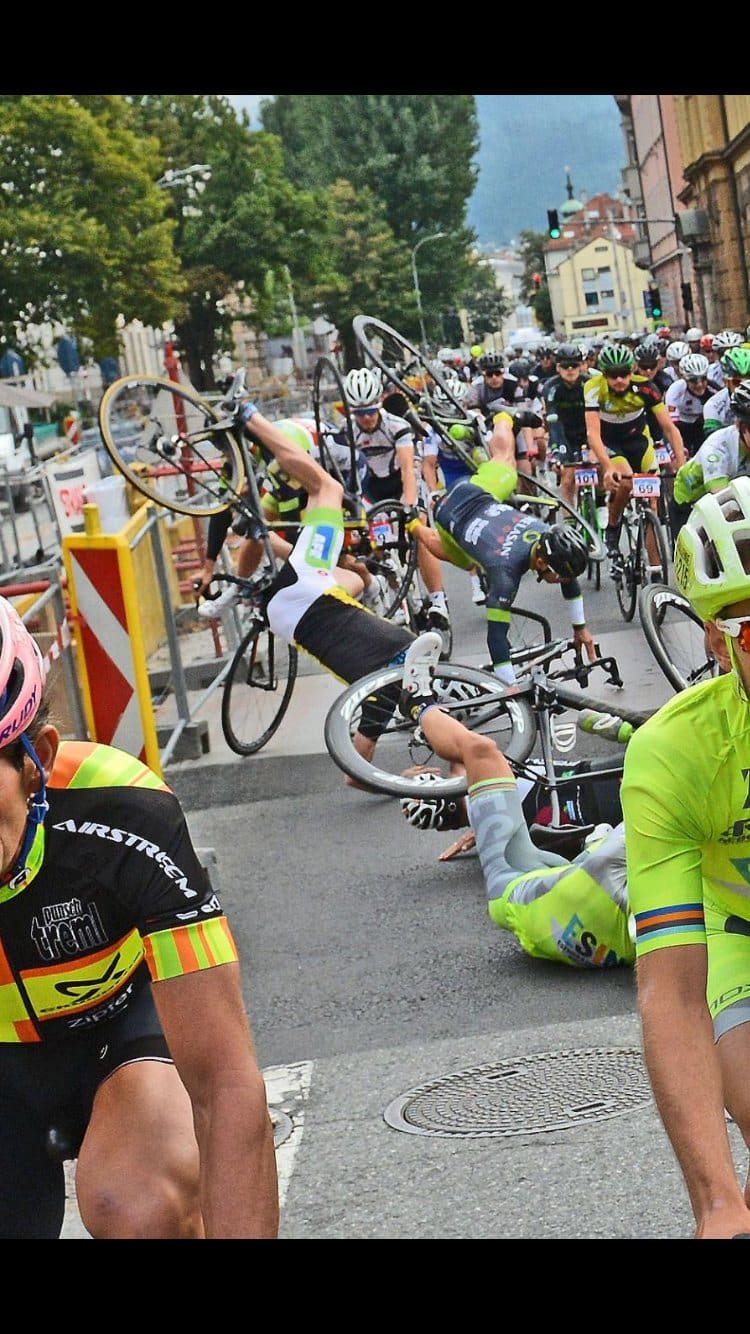 Sturz eines Rennradfahrers bei einem Amateurrennen