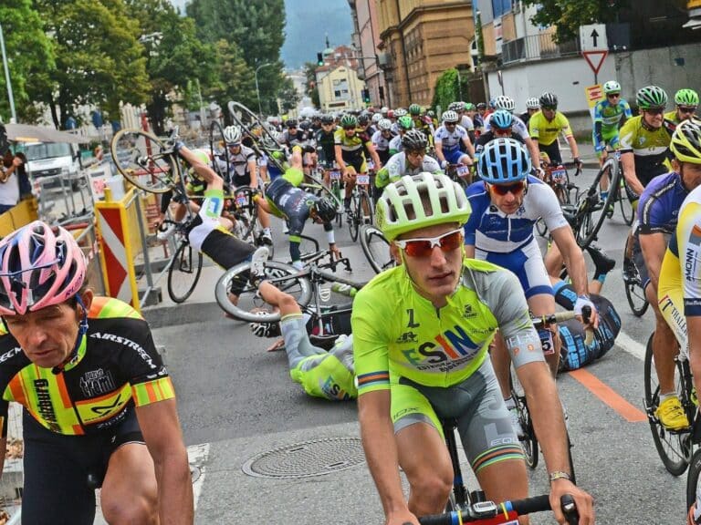 Sturz im Fahrerfeld bei einem Amateur-Radrennen