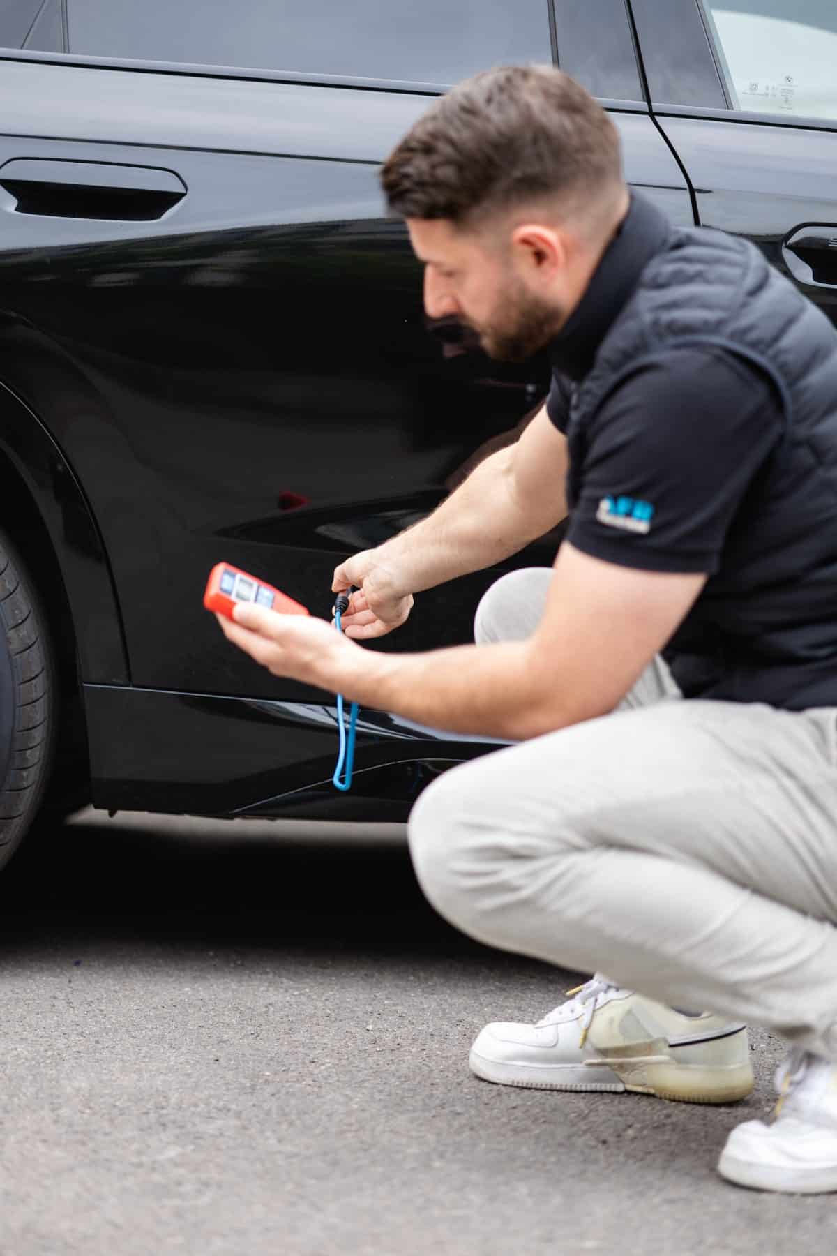 Lackschichtdickenmessung mit Messsonde an der Fahrzeugtür